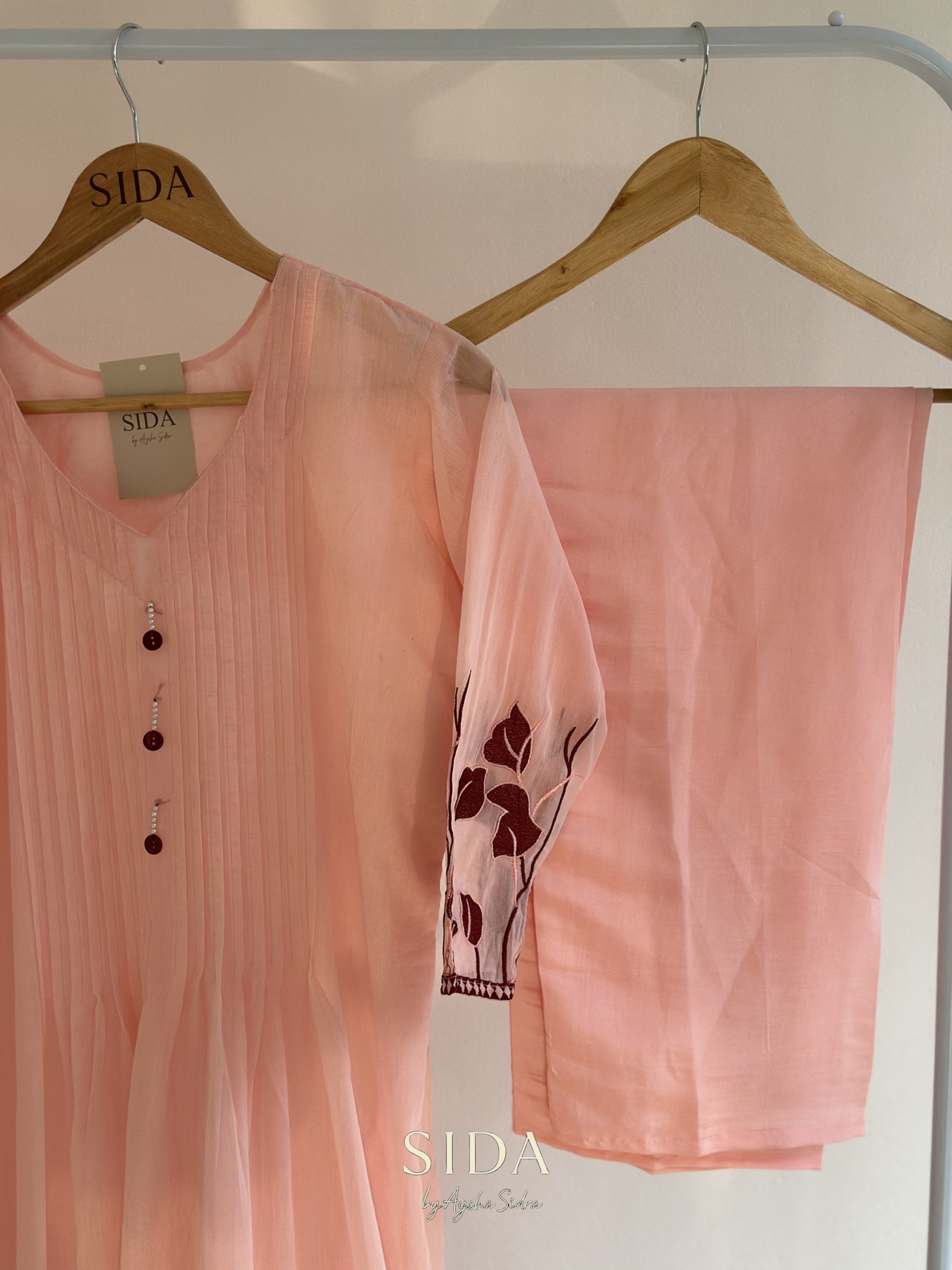 Mul chanderi 3 pcs set with embroidery detailing - Image 3