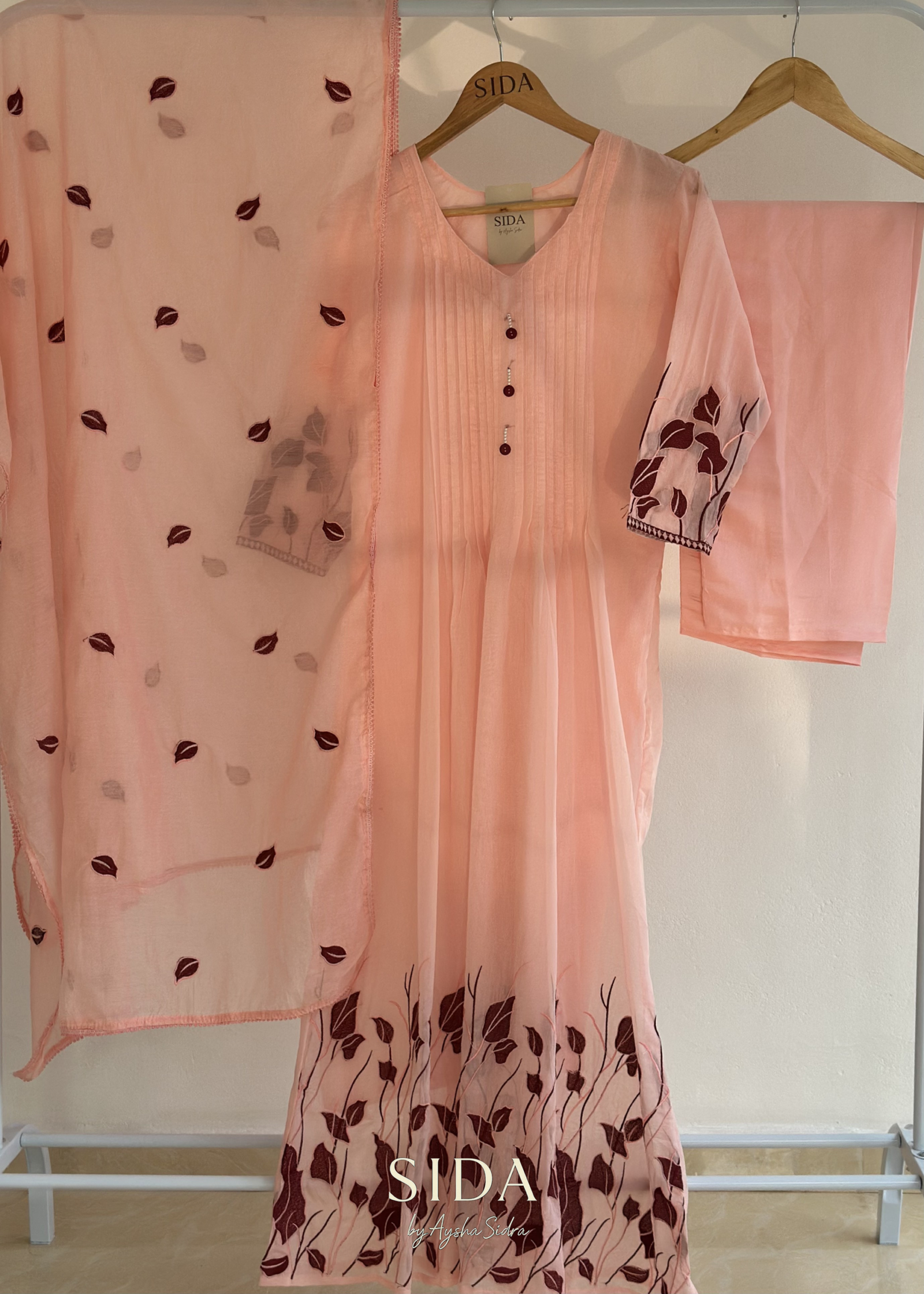 Mul chanderi 3 pcs set with embroidery detailing - Image 2